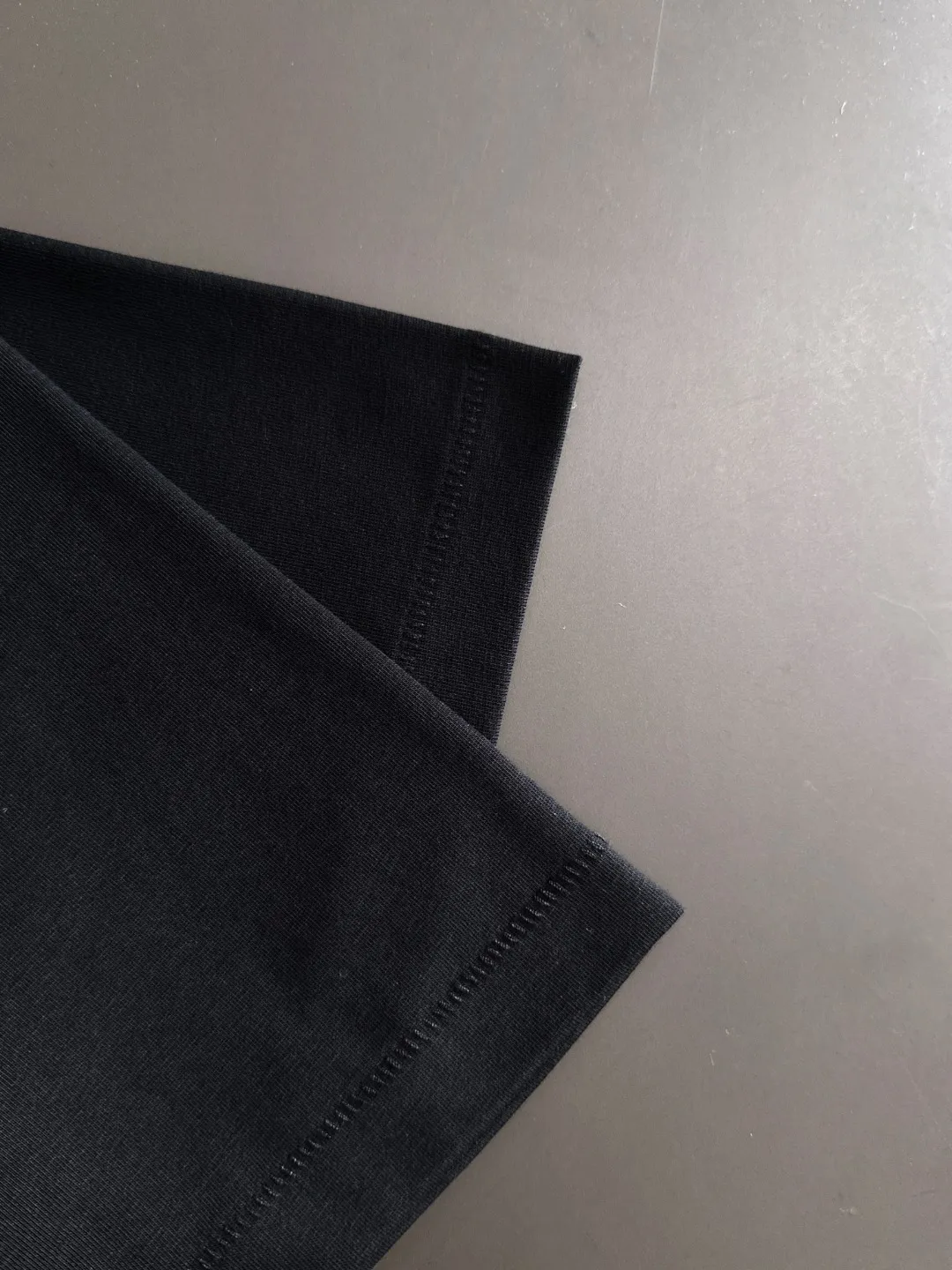 🅿️270 shipped next day, high quality Stone Island 2025 spring and summer new men's batik washed short-sleeved T-shirt, combed heavy weight washed double yarn fabric, high-strength fabric feels full of weight when weighed, and the upper body is more textured than ordinary T-shirts and is not easy to deform. This texture can cope with the weather, absorbs sweat and is breathable, suitable for both hot and cold! Perfectly produced with reference to the original stitch and stitch! Loose fit design, looks noble. Sizes: S to XXL (European sizes are larger, it is recommended to choose one size smaller than your usual size)